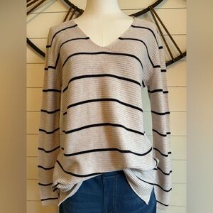 Old Navy Long Sleeve Striped V-neck Hi-Lo Top in Cream & Black Cotton/Rayon